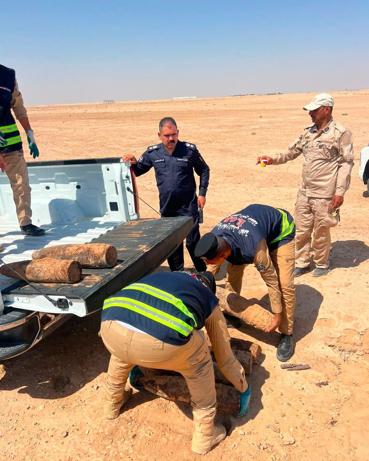 الدفاع المدني يعالج مخلفات حربية في صحراء عين التمر بكربلاء