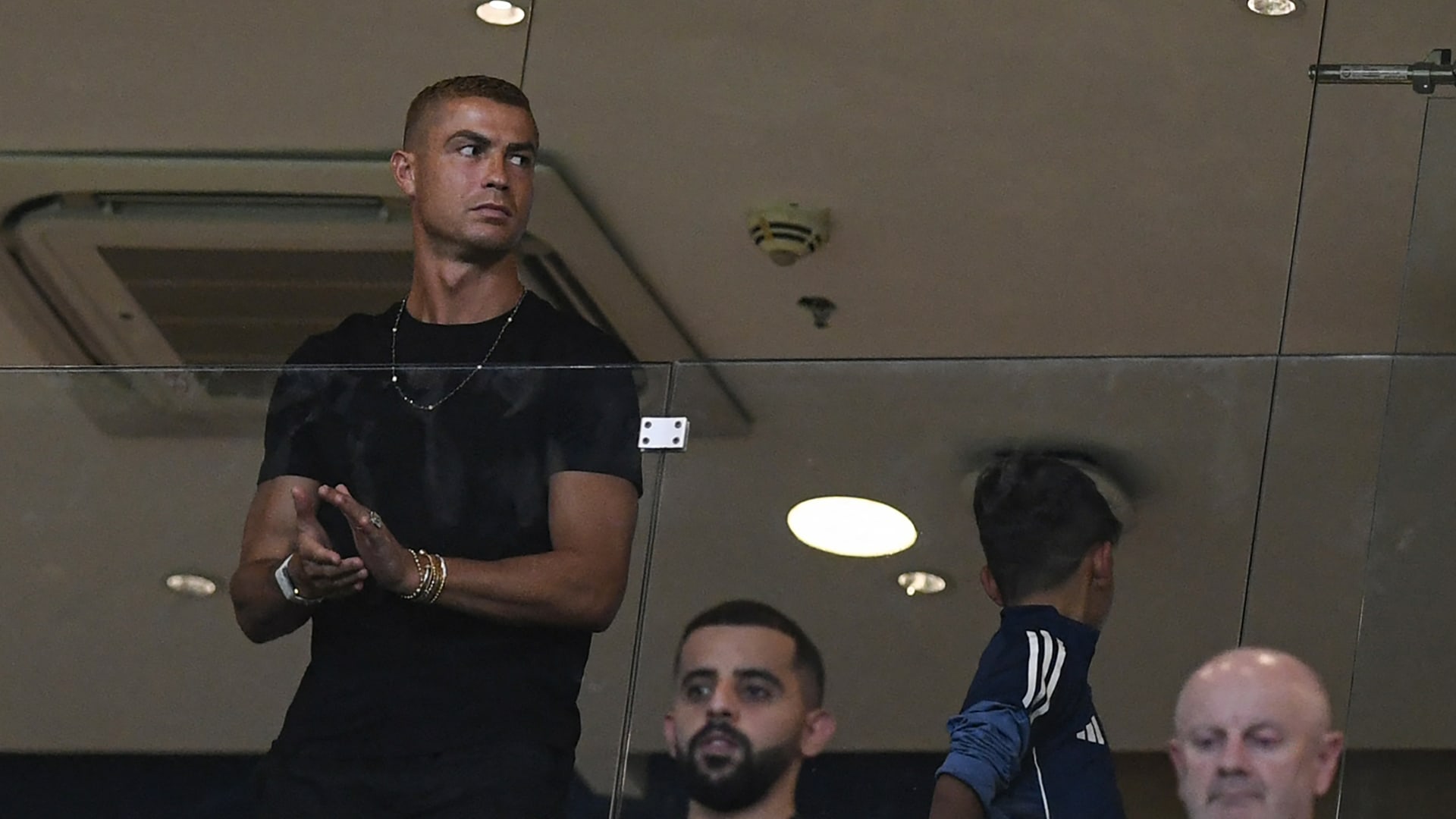 كيف احتفل رونالدو وابنه بأهداف النصر أمام الدرعية؟