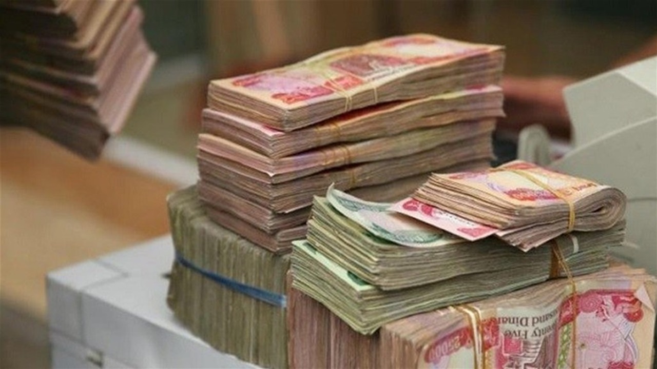 لتأمين الرواتب.. بغداد تلجأ لعدة خيارات مالية لمواجهة تقلبات أسعار النفط