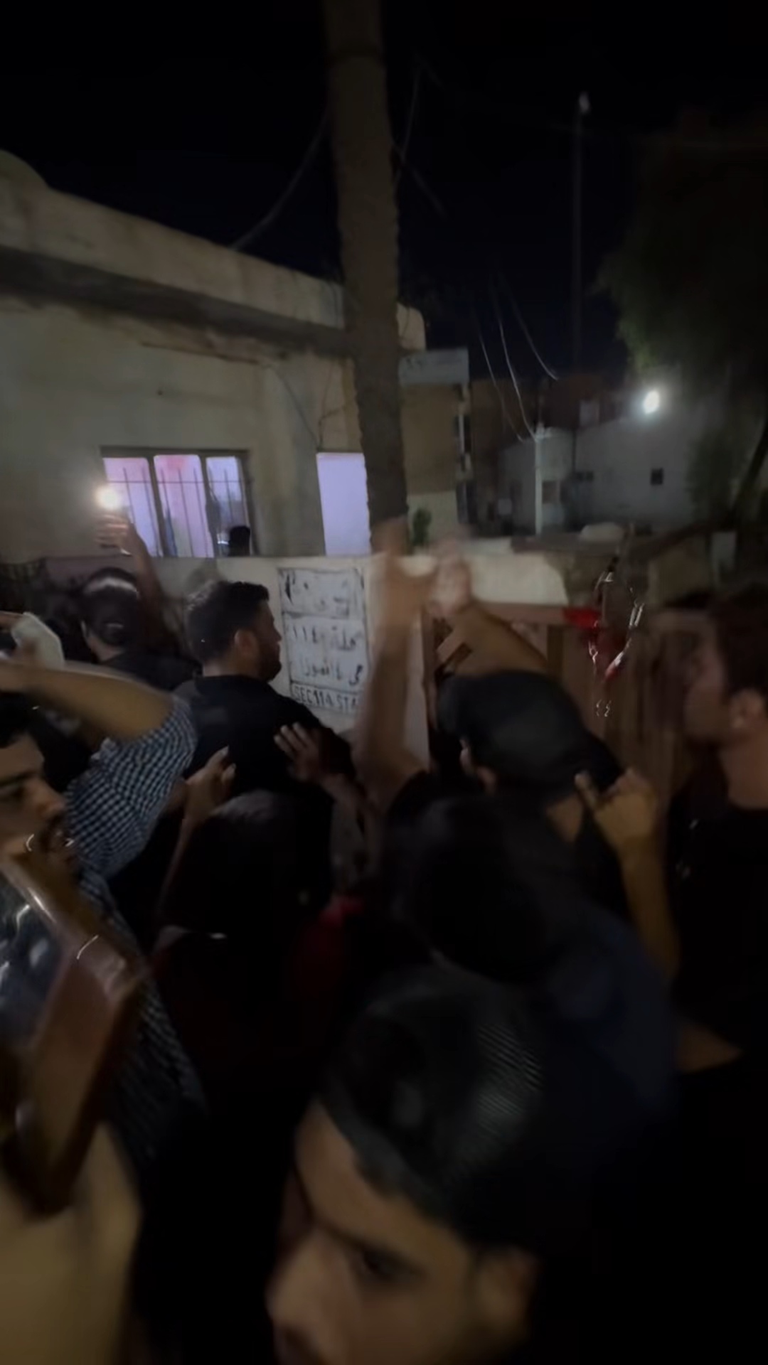 متظاهرون يغلقون مبنى مجلس النواب في واسط احتجاجاً على تردي الكهرباء
