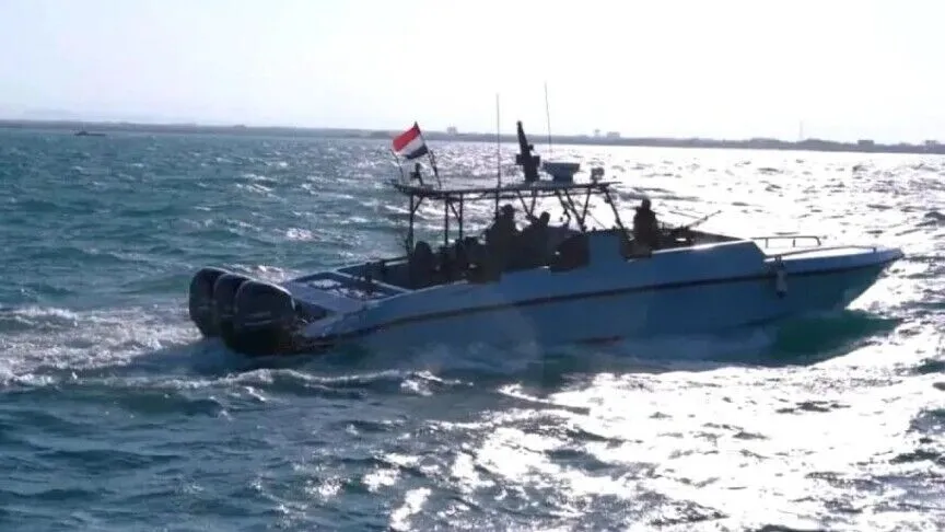 اليمن.. تدمير زورق مفخخ للحوثيين في باب المندب