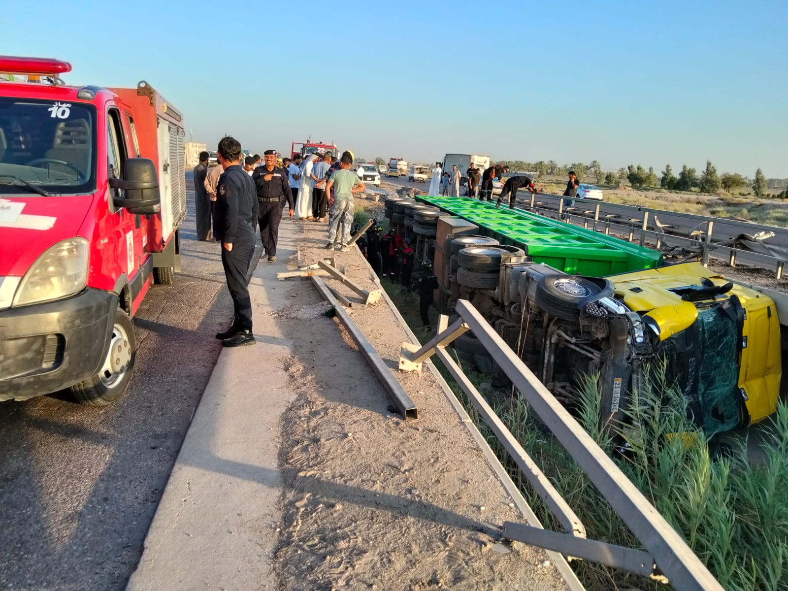 انقلاب شاحنة على سيدة في سريع المحمودية جنوبي بغداد.. صور