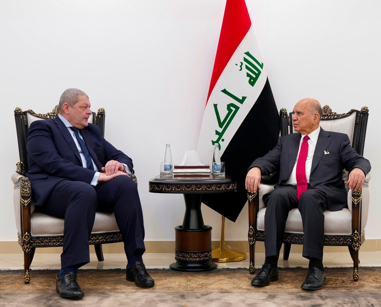 وزير الخارجية يبحث مع السفير المصري تعزيز العلاقات الثنائية