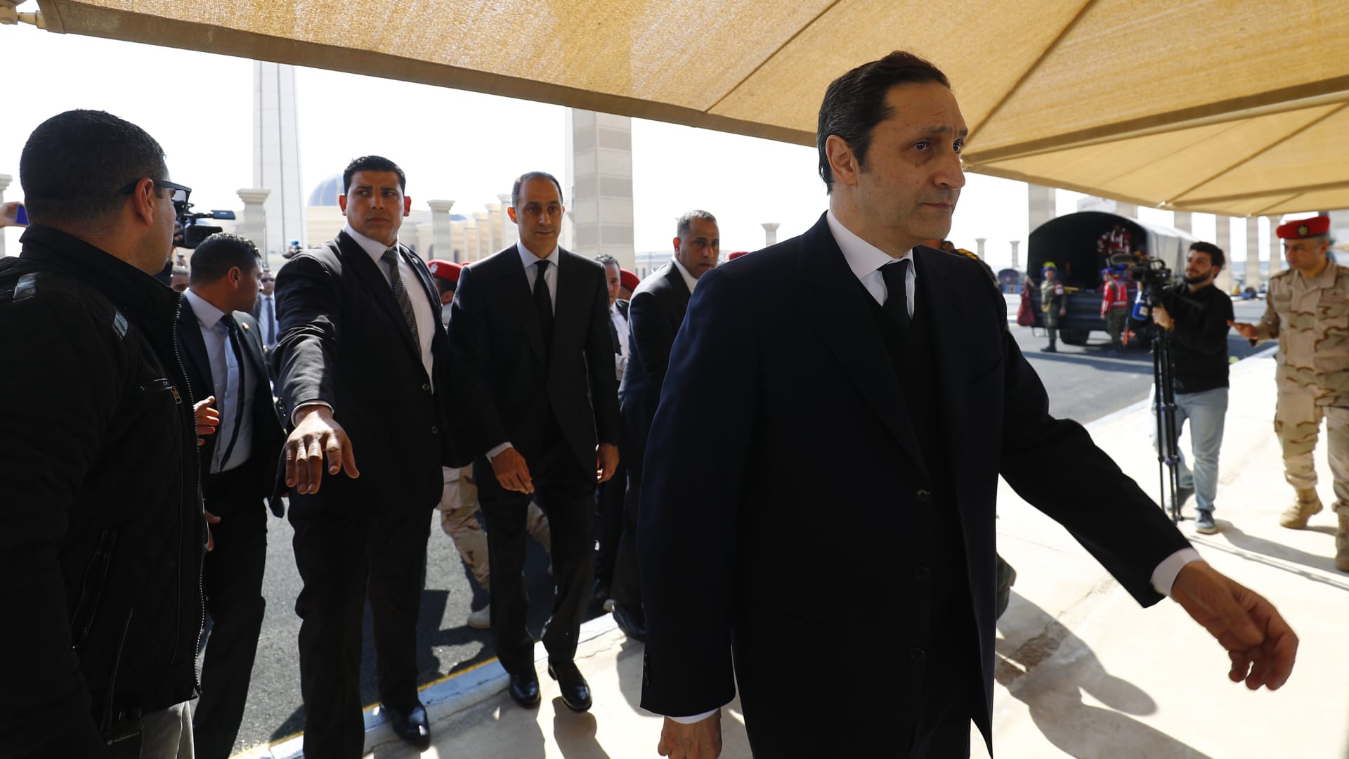 مصر.. هكذا رد علاء مبارك على منشور يدعو للدعاء لأحمد موسى