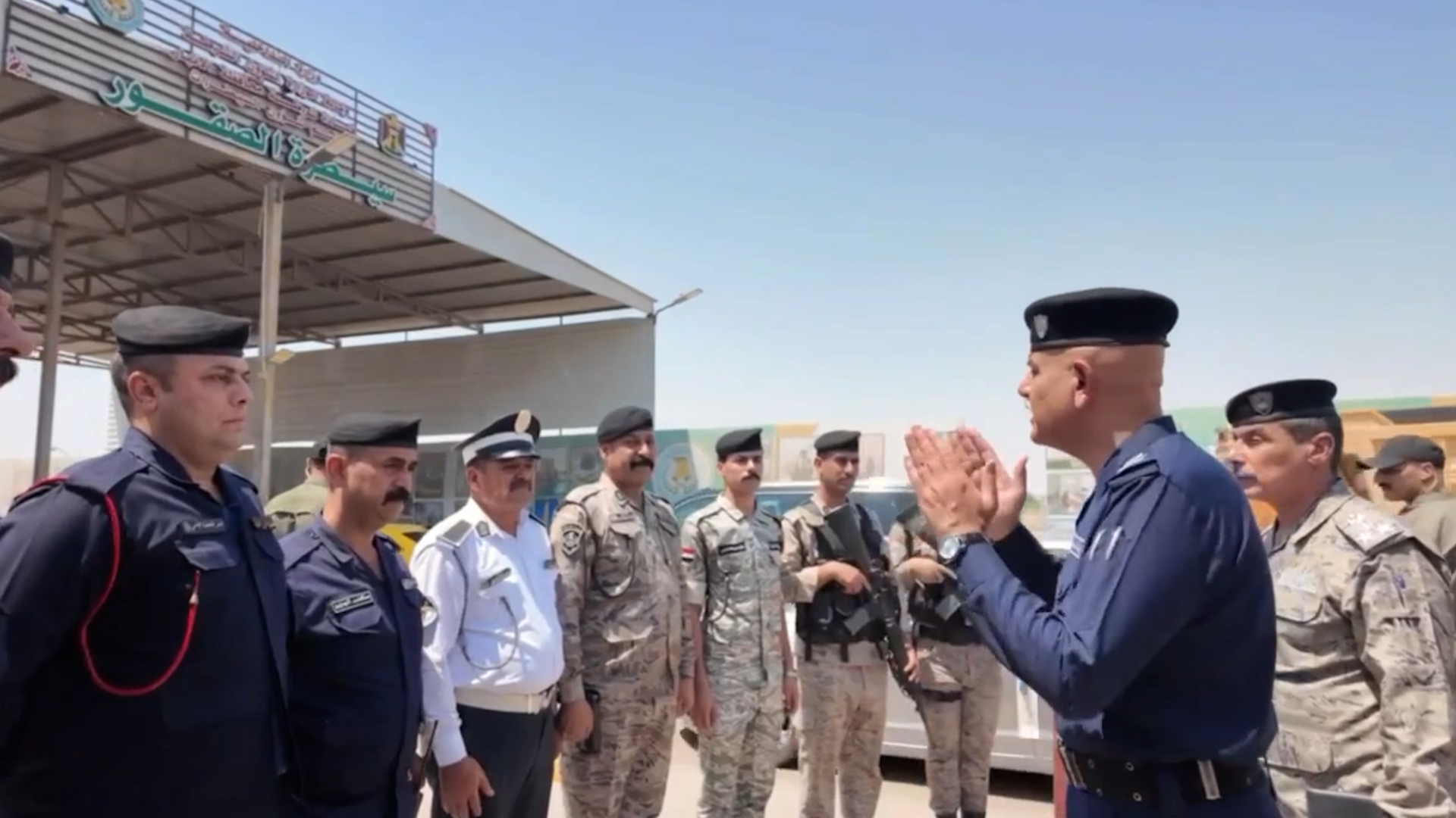الزيدي يفتش سيارات الحشد ويلغي الطريق العسكري في الأنبار