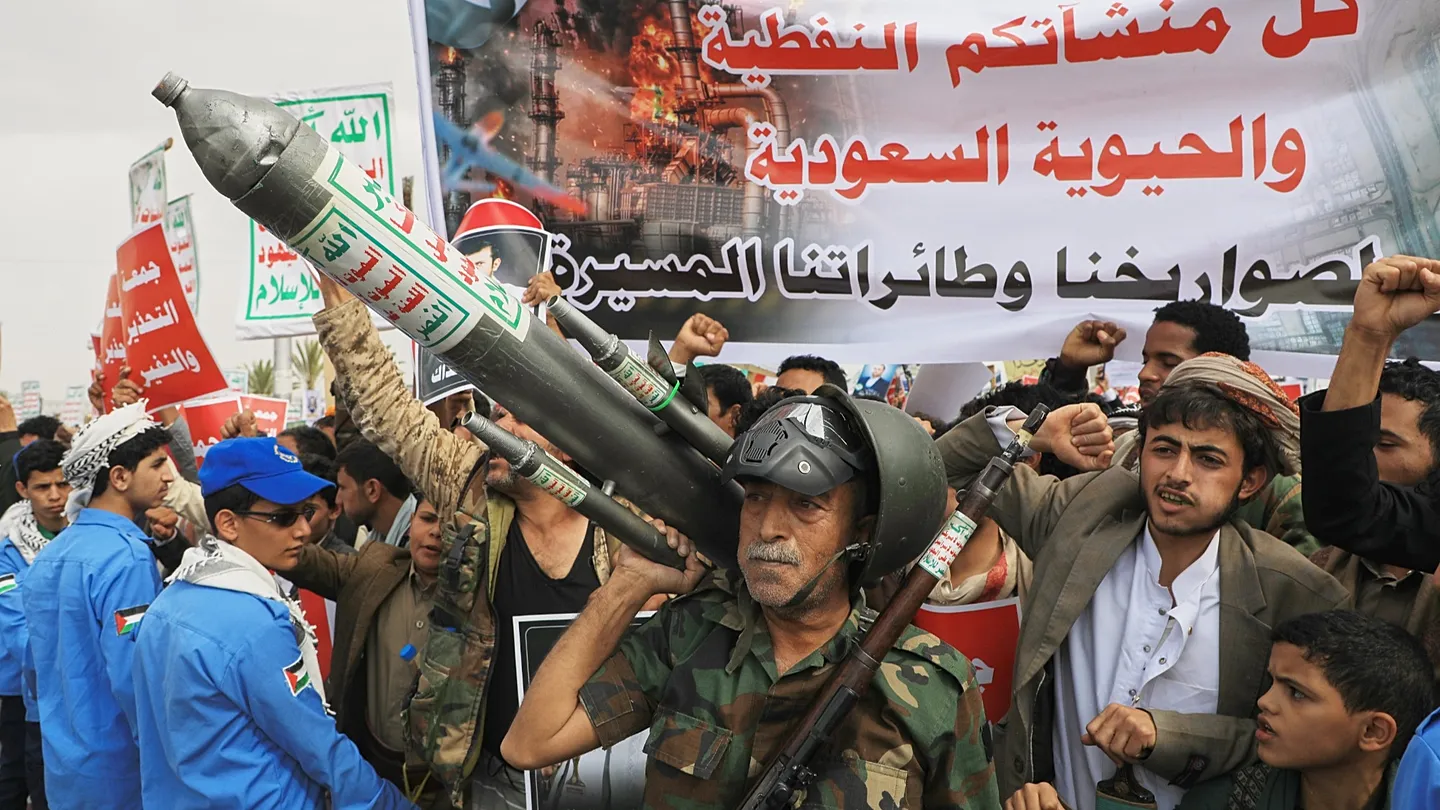الحوثيون يعلنون استهداف ناقلة سعودية في تصعيد جديد بالبحر الأحمر