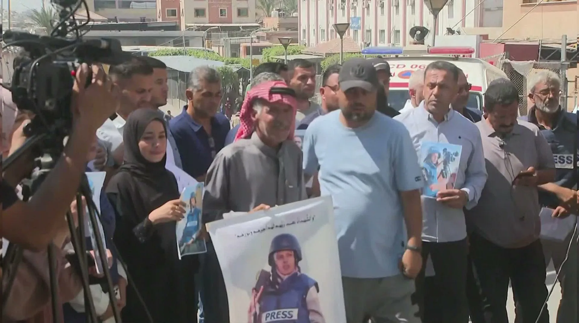 “لن يموتوا بالنسيان”.. وقفة بغزة لإحياء ذكرى شهداء مجمع ناصر