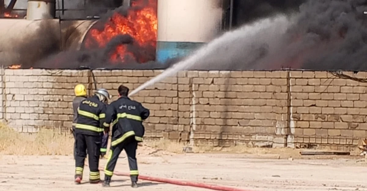 شفق نيوز..حريق يلتهم معملاً للبلاستيك شمال شرق بغداد والدفاع المدني يتدخل