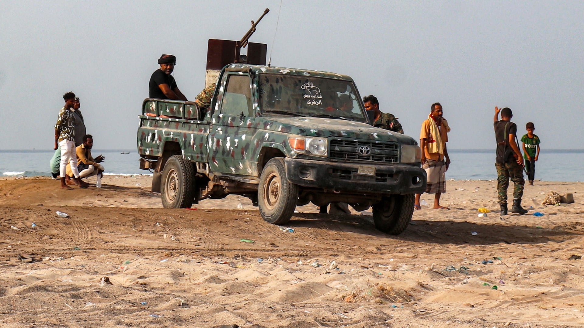 الجيش اليمني: الحوثيون استهدفوا ميناء المخا بصواريخ بالستية