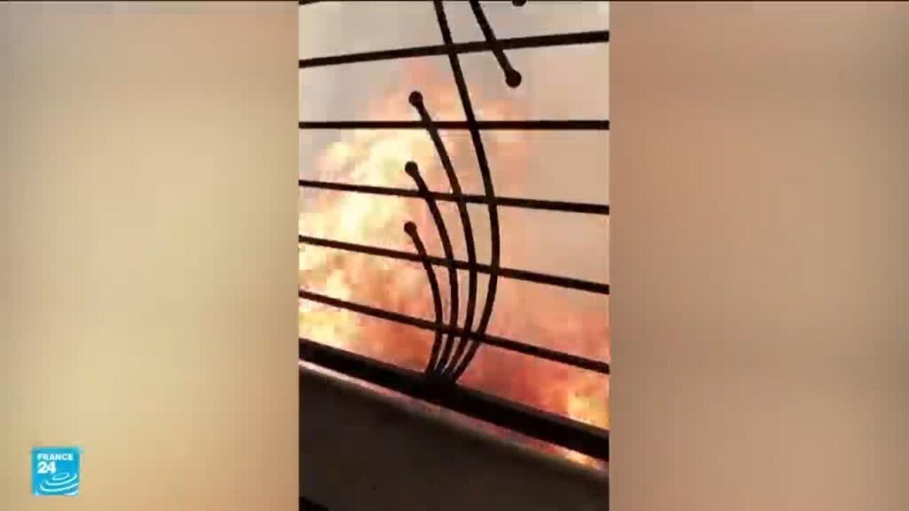 النيران تحاصر مناطق سكنية في شرق الجزائر وتدفع لإجلاء مئات السكان