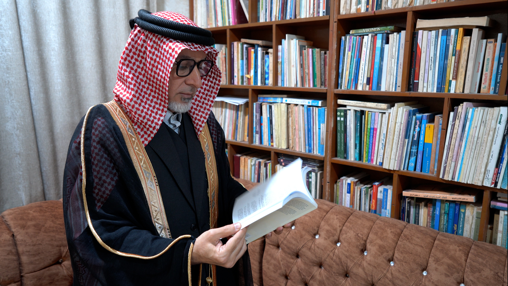 شيخ المنتفك عاد من لندن بـ24 كتاباً.. مضيف المناع تصالح مع نظريات التشظي والالتحام