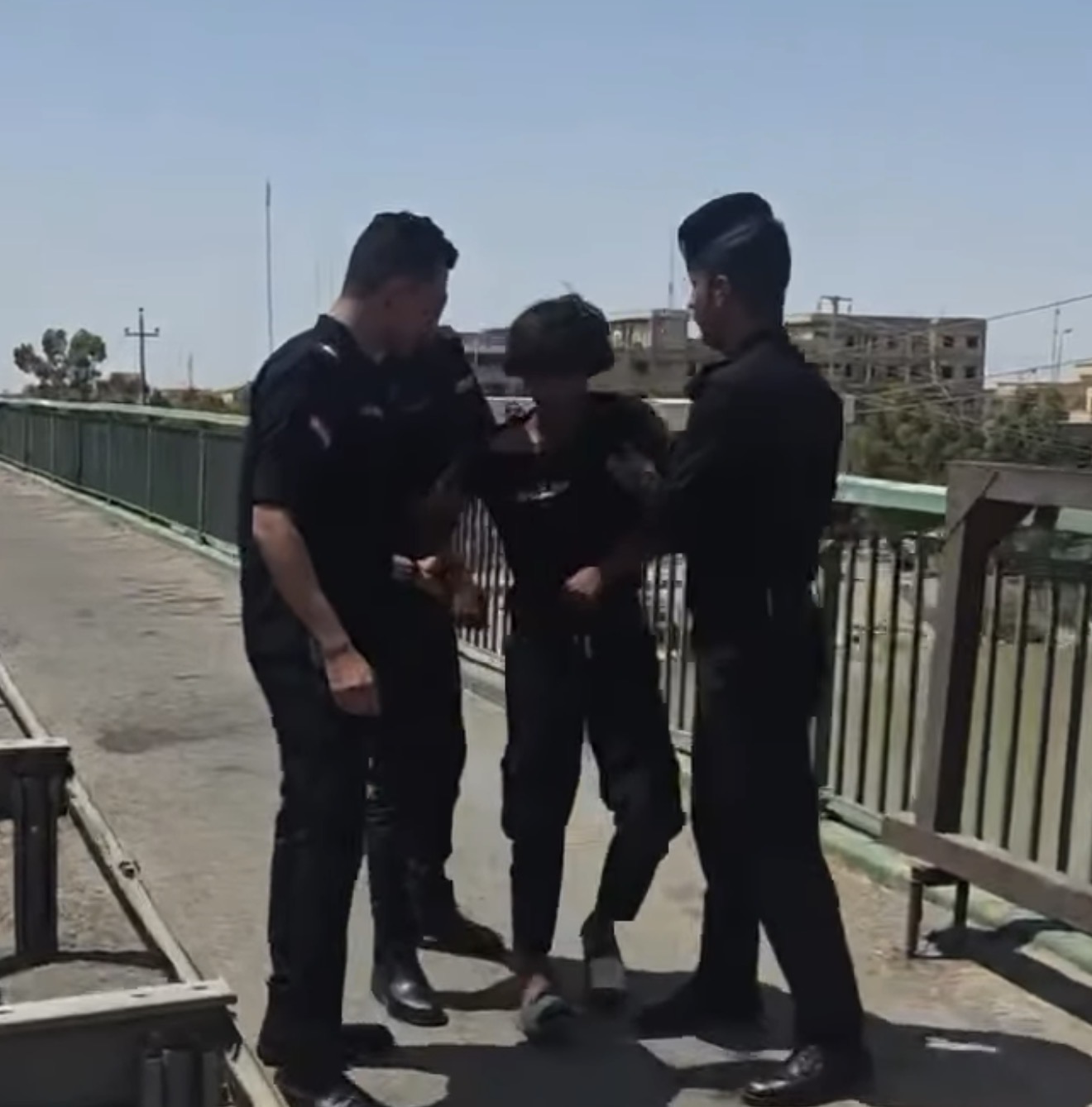 شرطة ميسان تنقذ شاباً حاول الانتحار من أعلى أحد جسور العمارة