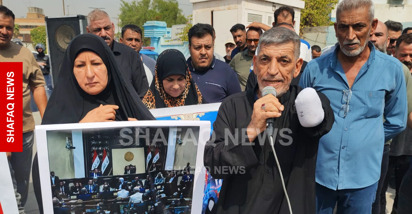 شفق نيوز..420 ألف عائلة تنتظر حقوقها.. ذوو الشهداء والجرحى يحتجون في بغداد (صور)