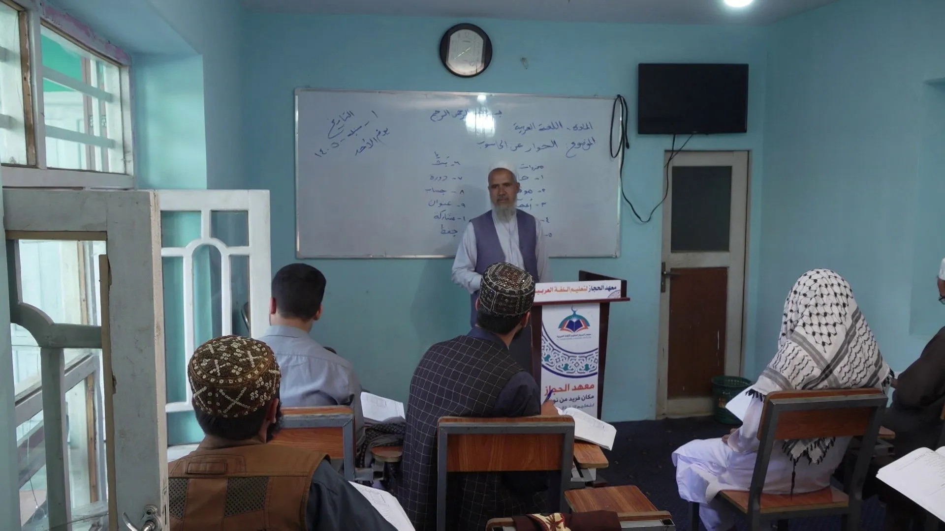 أساتذة مؤهلون وطلاب مجتهدون.. كيف تزدهر العربية في شوارع كابل؟