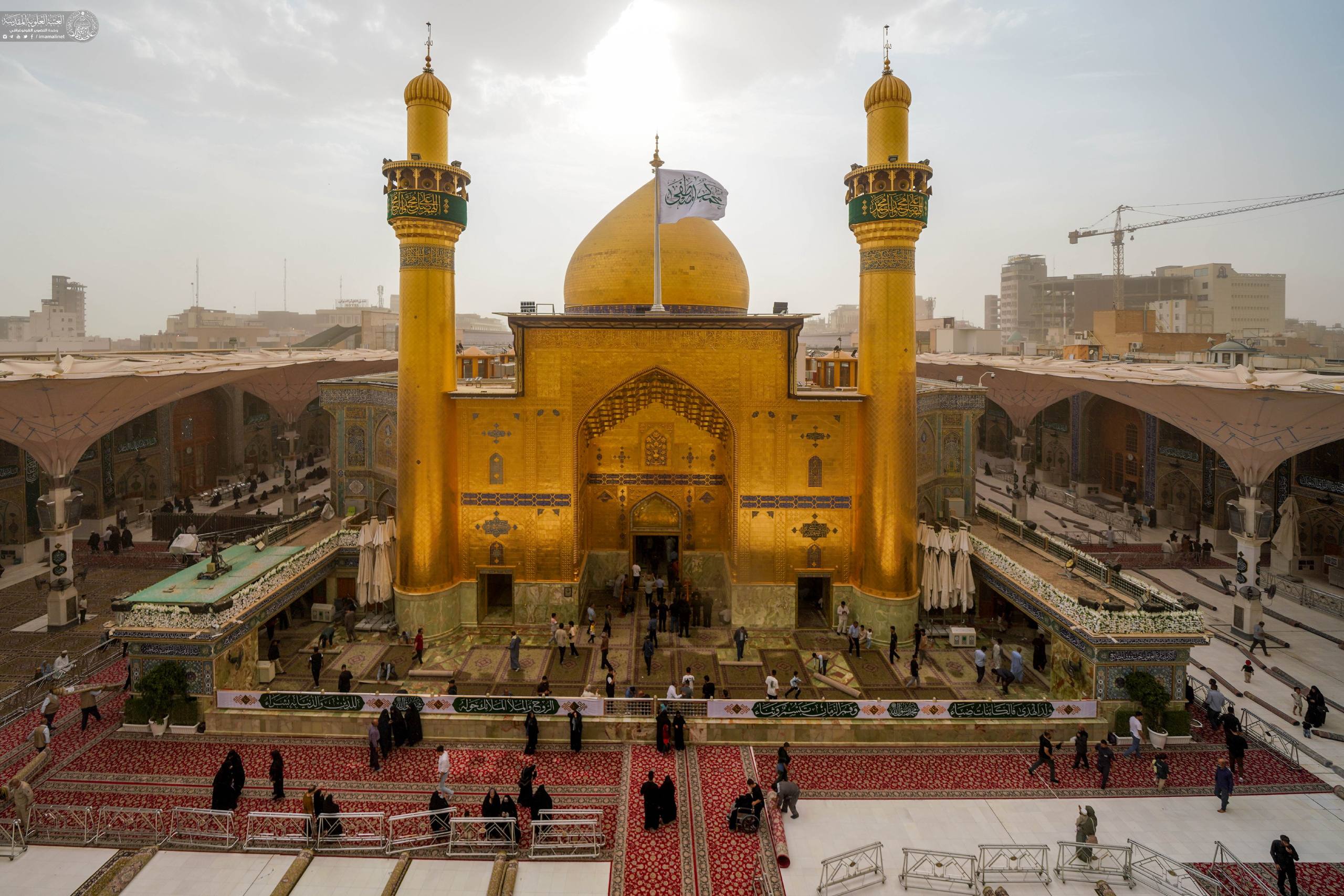 بالصور .. فرش صحن مرقد الامام علي (ع) بالسجَّاد الفاخر احتفاءً بولادة الصادقين