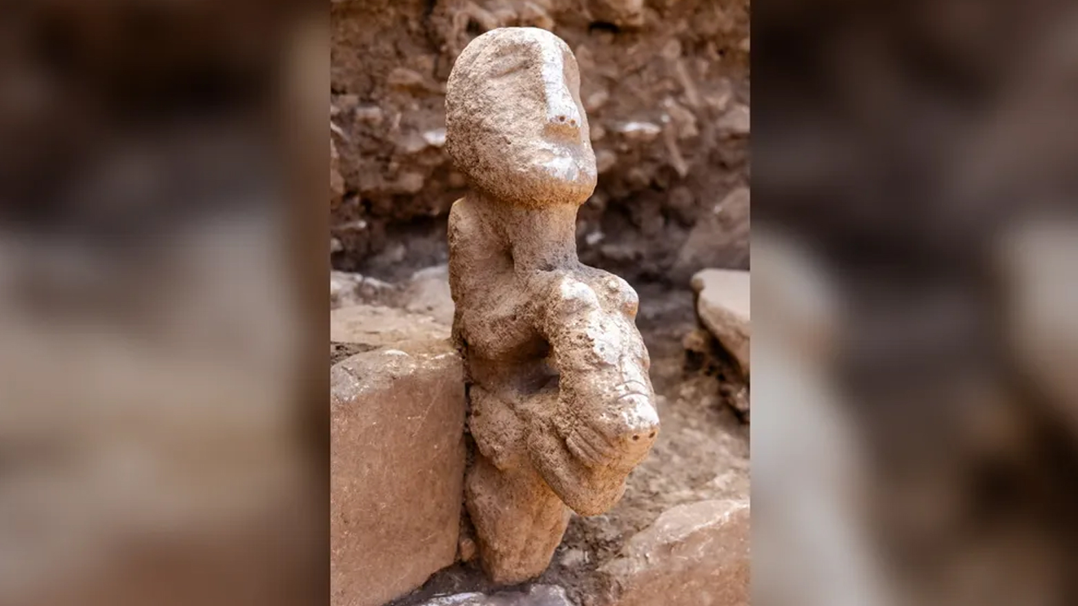 اكتشاف منحوتة نادرة لعمر 11 ألف عام تصور إنساناً فوق فهد في موقع “كراهان تبه” الأثري