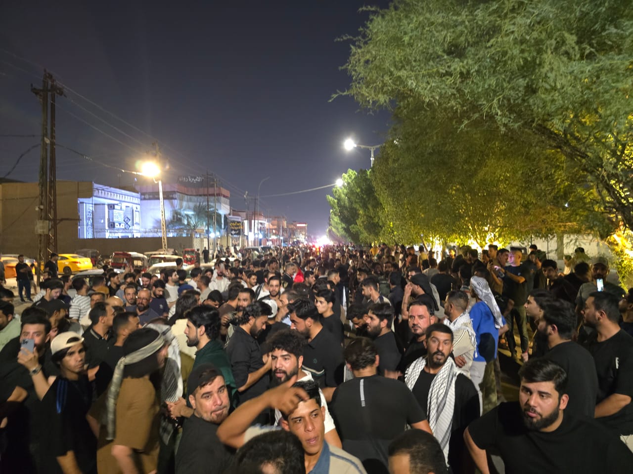 مئات من عقود تربية البصرة يتظاهرون للمطالبة بصرف رواتبهم