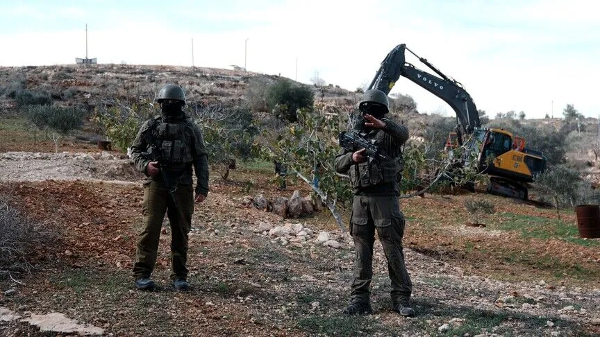 الجيش الإسرائيلي يجرف عشرات الدونمات ويعتقل 5 فلسطينيين في الضفة