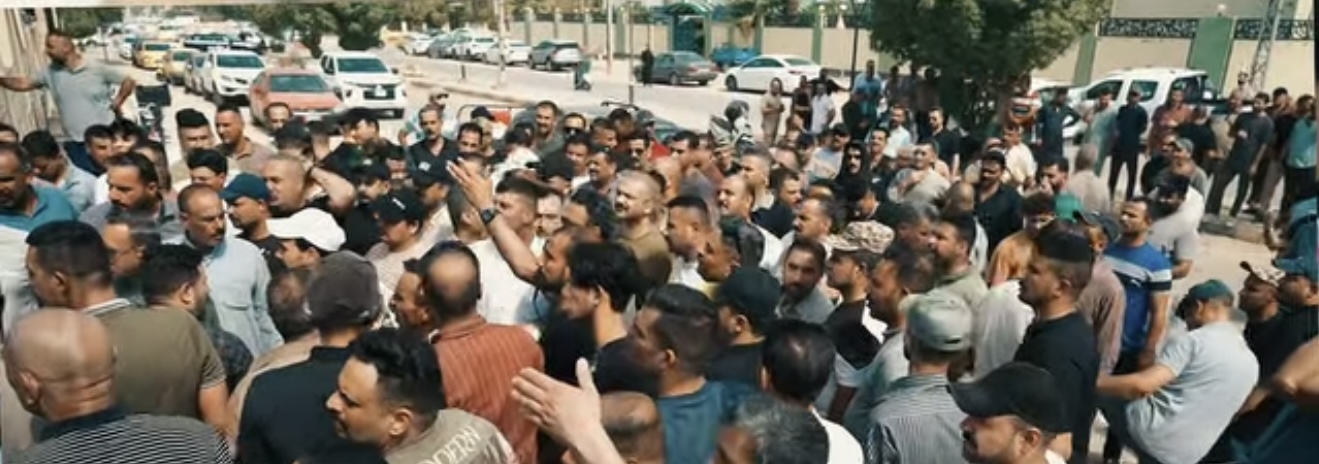 تظاهرة لمنتسبي الدفاع في الديوانية احتجاجا على عرض الاراضي المخصصة لهم الى الاستثمار