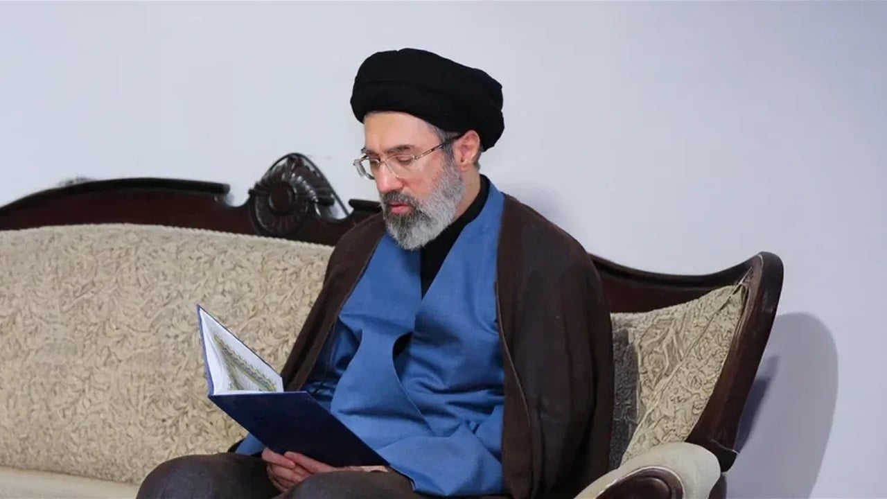 “ميت سريرياً”.. نائب لبناني يثير الجدل بشأن مصير السيد الخامنئي