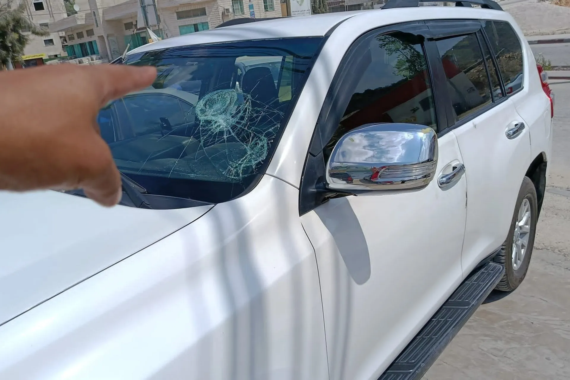 هجوم مستوطنين على طاقم “إن بي سي” يفجّر غضب الصحافة الأمريكية