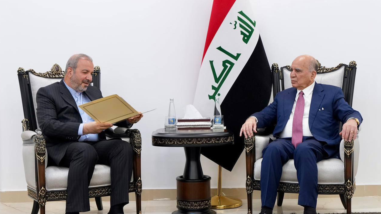 وزير الخارجية الاتحادي يتسلم رسالة من نظيره الإيراني لبحث خفض التصعيد في المنطقة
