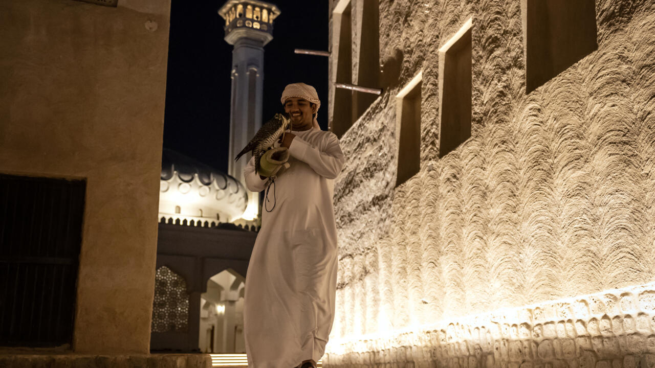 بيع صقر بـ1,5 مليون درهم إماراتي في مزاد بمعرض في أبوظبي