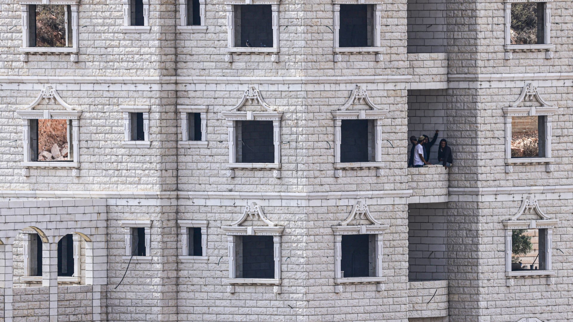 مستوطنون إسرائيليون يستولون على منزل بعد اقتحام بلدة فلسطينية