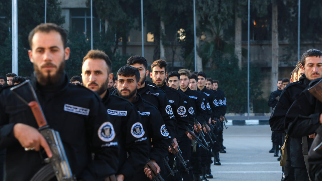 السلطات السورية تعلن مقتل ضابط سابق في اشتباك خلال محاولة توقيفه