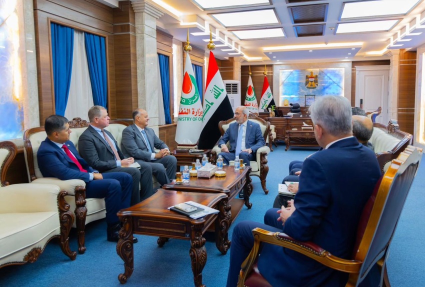 وزير النفط يبحث مع شركتين بريطانية وامريكية تطوير الصناعة النفطية والغازية