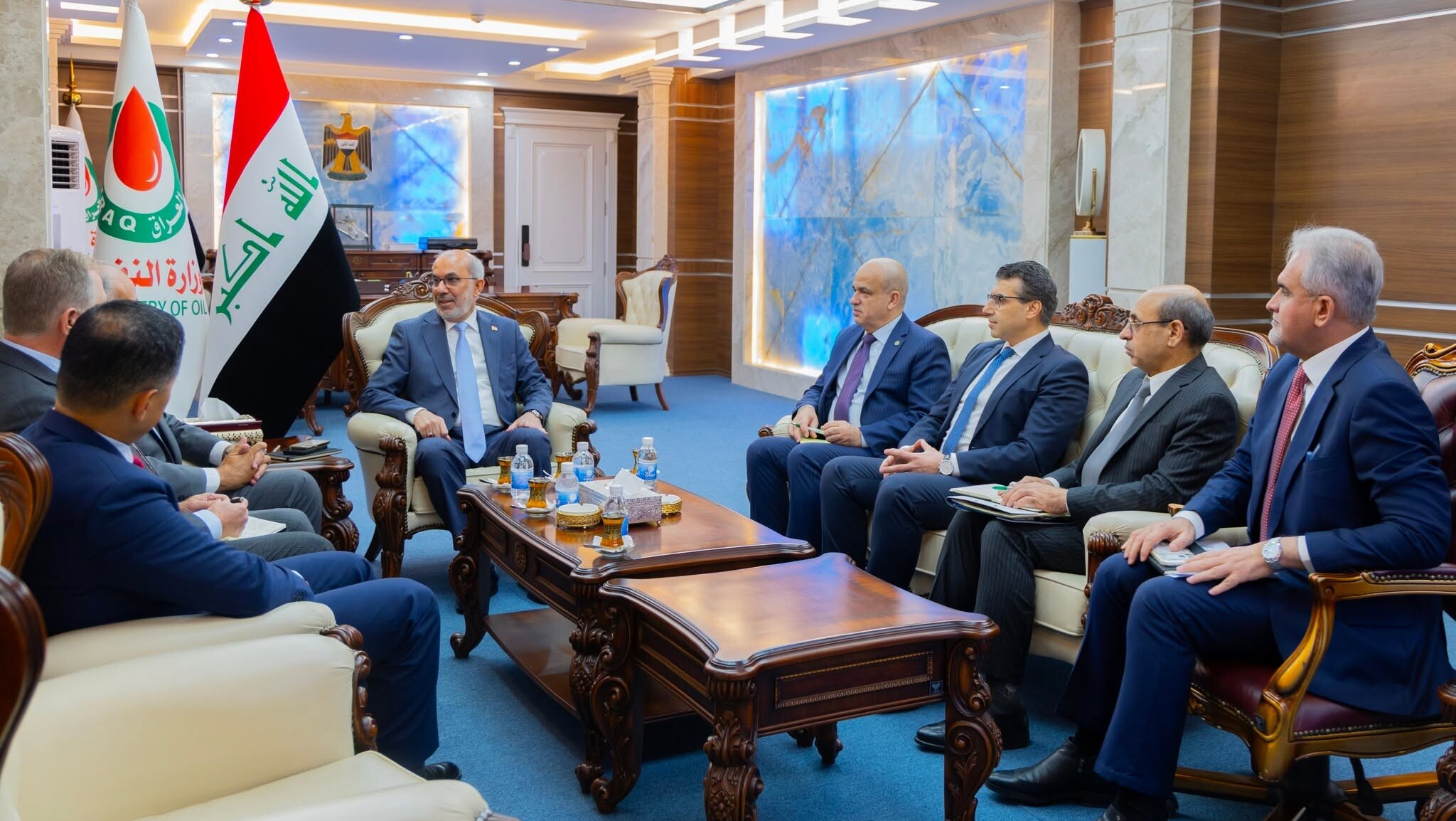 الوزير العبادي يجتمع مع الأميركان والبريطانيين لتطوير النفط والغاز في العراق