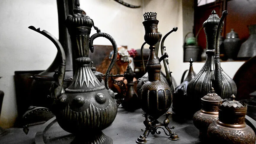 بينها تحف عمرها 5 قرون.. حرفي تركي يعرض ألف قطعة نحاسية