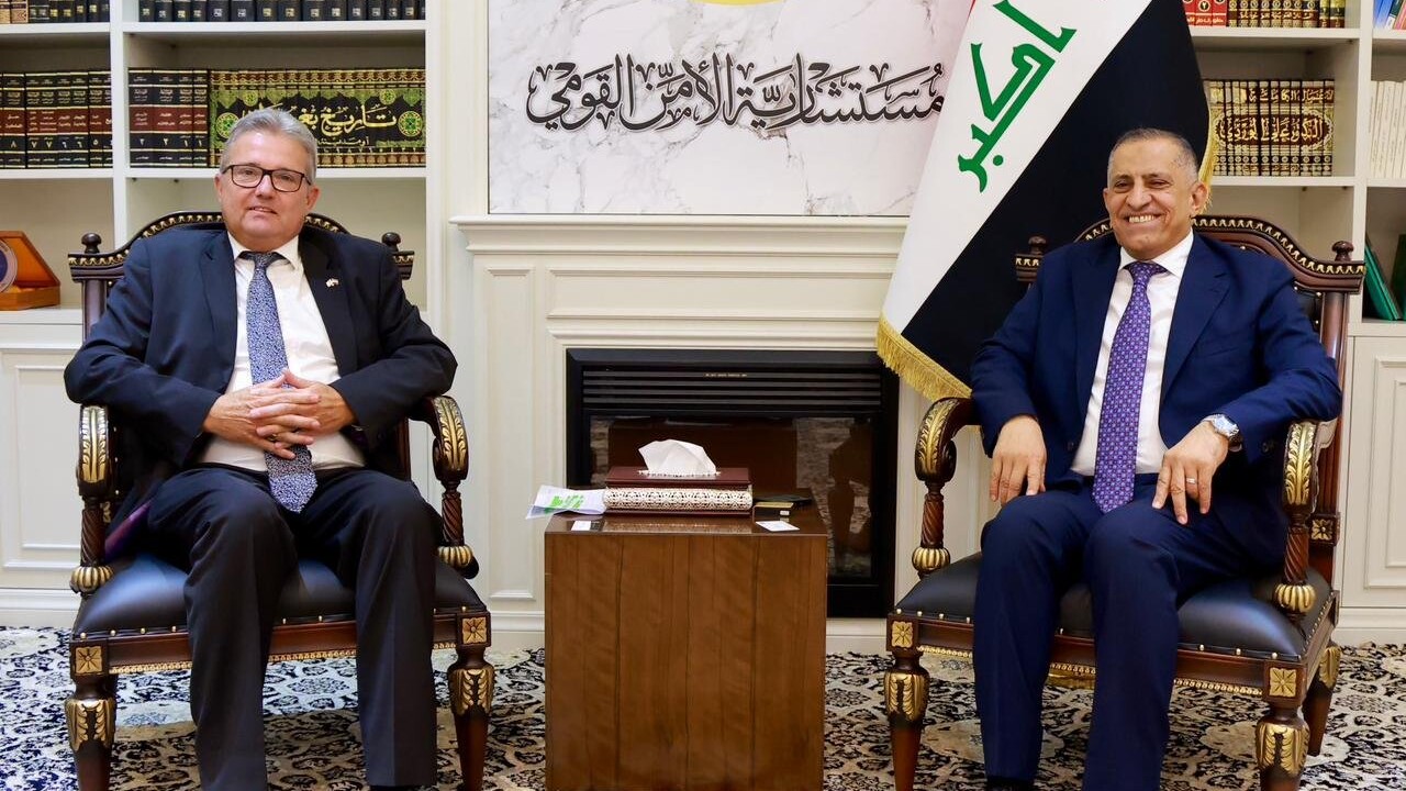 العراق يتبادل المعلومات والخبرات مع بريطانيا.. مباحثات العبودي وميلتون