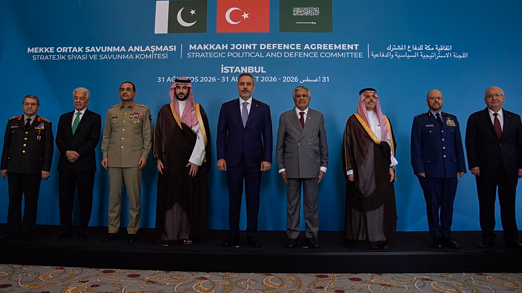 وزراء خارجية ومسؤولون من السعودية وتركيا وباكستان خلال أول اجتماع للجنة السياسية والدفاعية لـ”اتفاق مكة” في إسطنبول، 31 آب 2026.