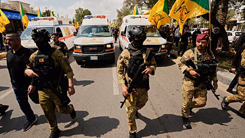 حضر أعضاء من جماعة مسلحة شيعية عراقية جنازة مقاتل من كتائب حزب الله، قُتل في غارة جوية أمريكية في محافظة البصرة جنوب بغداد، العراق، الأربعاء 8 أبريل/نيسان 2026. (صورة من وكالة