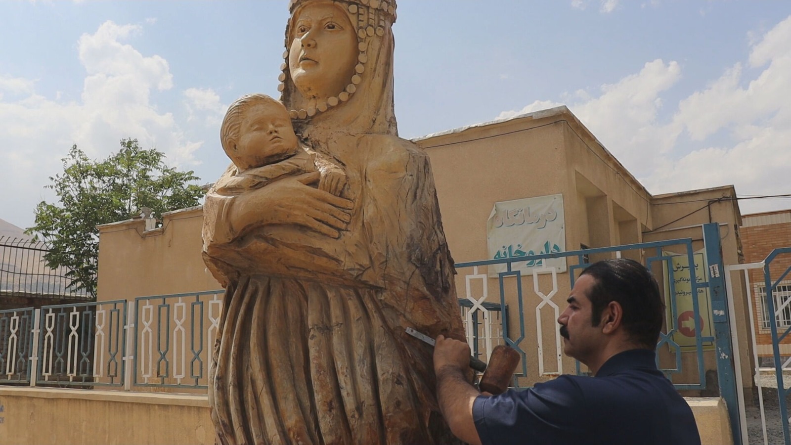 سنندج: فنان كوردي يبعث الحياة في الأشجار اليابسة ويحوّلها إلى منحوتات تزيّن المدينة