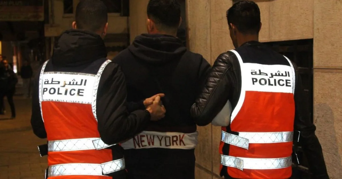 أمن طنجة يوقف قاصرا في وضعية تشرد بعد ظهوره في فيديو وهو يرش فتاة بمادة مجهولة