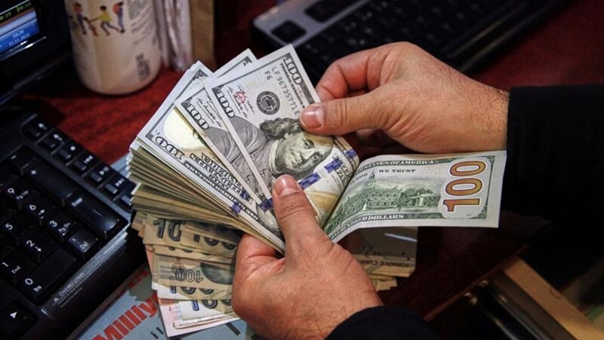 بغداد والبصرة عند 154 ألفاً وأربيل أدنى بقليل.. أسعار الدولار في بورصات العراق