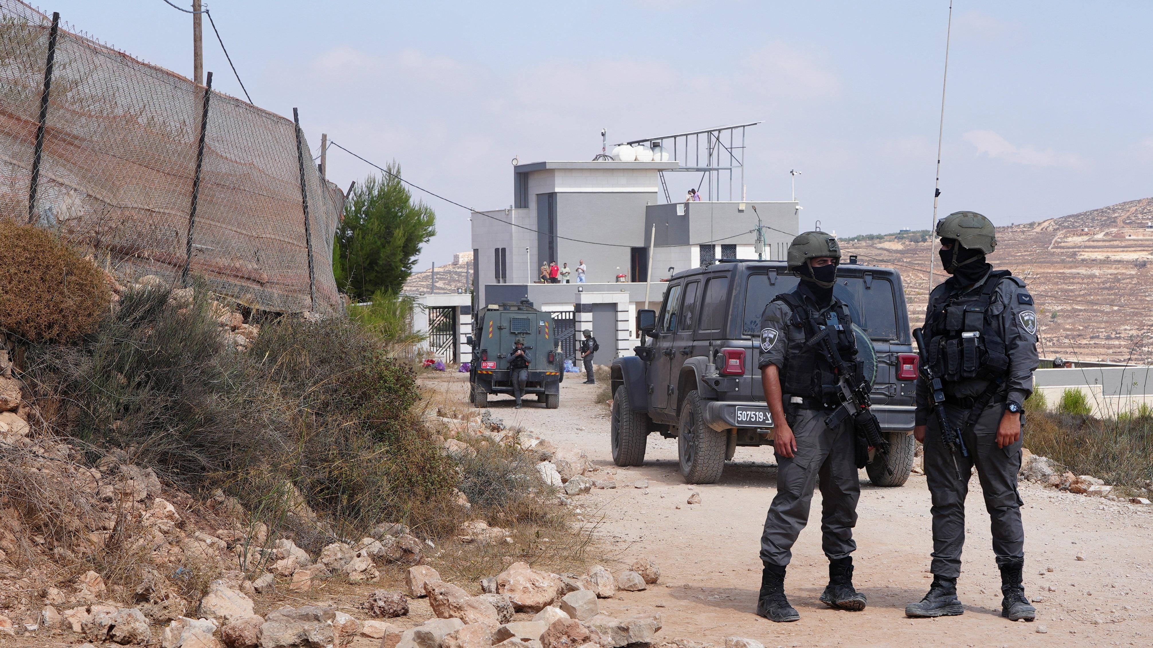 مستوطنون يحاصرون عائلتين فلسطينيتين في قصرة ويمنعون وصول المياه والطعام إليهما