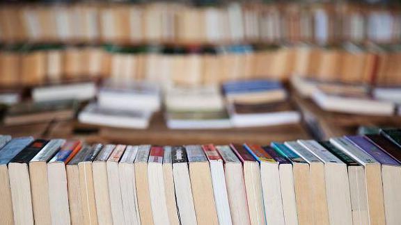 رواج ملحوظ في الكتب المستعملة، هل السبب هو الذكاء الاصطناعي؟