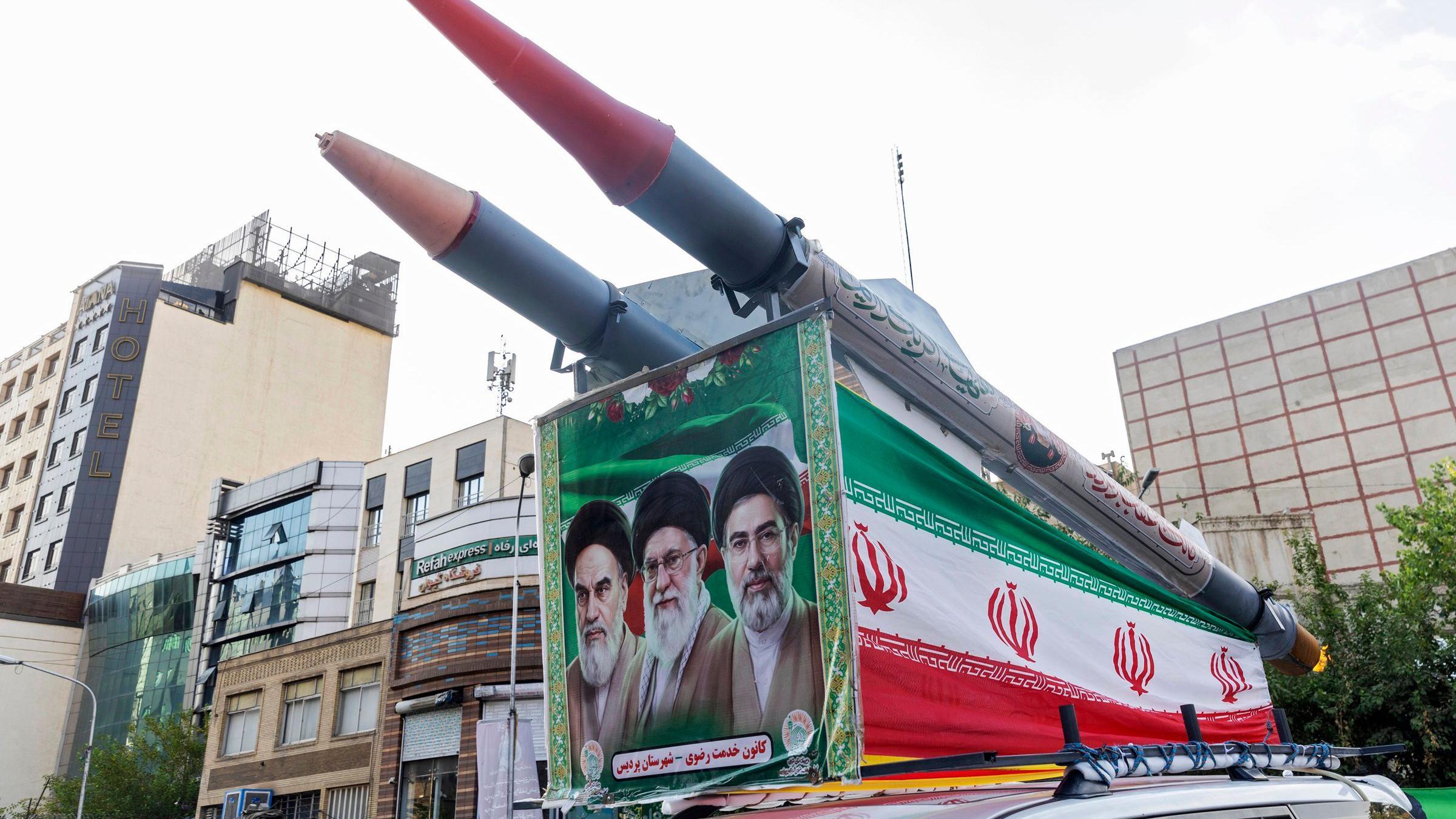 إيران تؤكد استمرار المحادثات مع عُمان وتعرض مكافأة لقتل أو أسر جنود أمريكيين