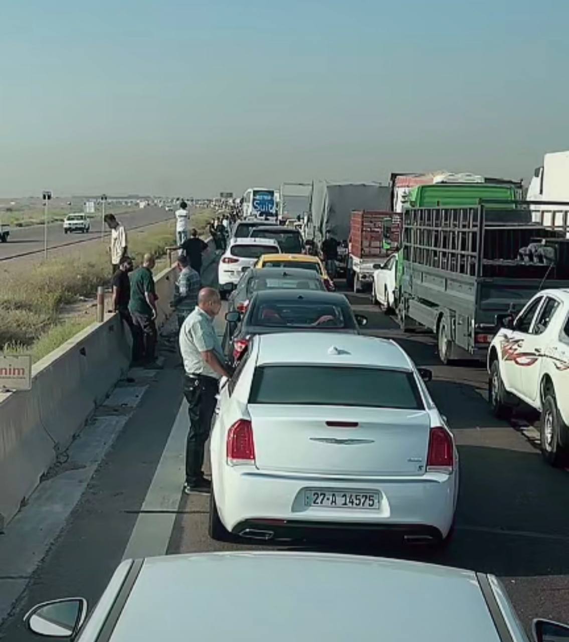 متظاهرون يغلقون الطريق السريع قرب مدينة الحلة