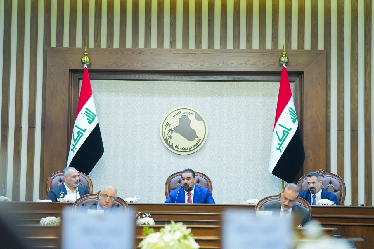 رئيس مجلس النواب يؤكد أهمية مبدأ اللامركزية الإدارية والصلاحيات للمحافظات في إطار قانون الأقاليم والمحافظات غير المنتظمة في إقليم